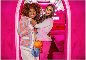 Host Daisy Dee mit Sarah Engels