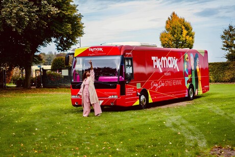 Daisy Dee Style Revival bus